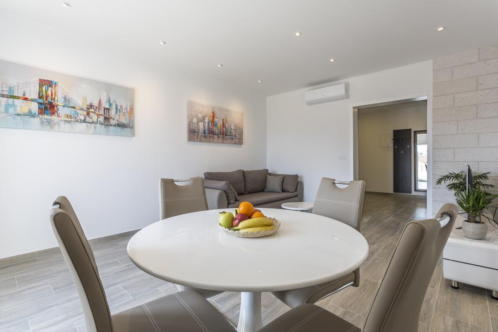 Apartments Biserka Бол Экстерьер фото