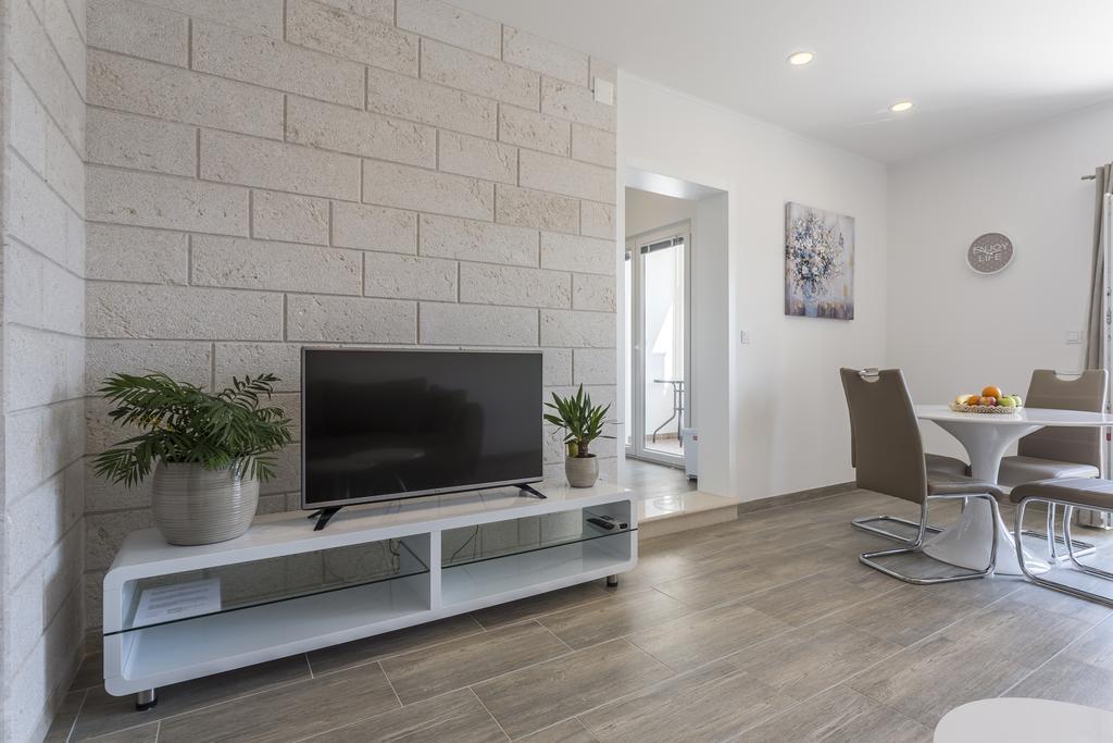 Apartments Biserka Бол Экстерьер фото