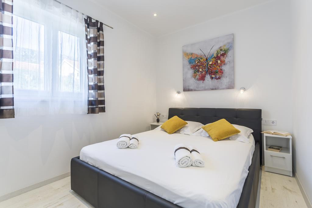 Apartments Biserka Бол Экстерьер фото